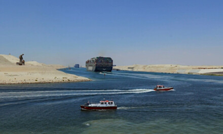 Reflotan un buque encallado en el canal de Suez