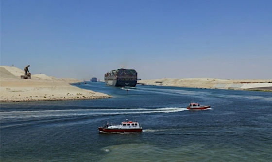 Reflotan un buque encallado en el canal de Suez