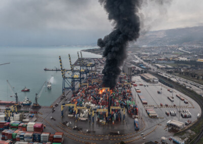 El incendio en el puerto turco de Alejandreta, complicó la llegada de ayuda después del terremoto