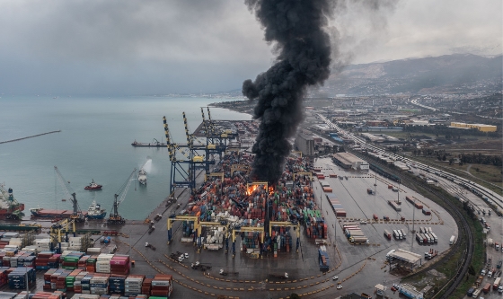 El incendio en el puerto turco de Alejandreta, complicó la llegada de ayuda después del terremoto