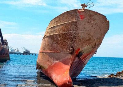 El buque Pescargen IV, hundido en puerto Madryn, finalmente fue reflotado para su desguace.