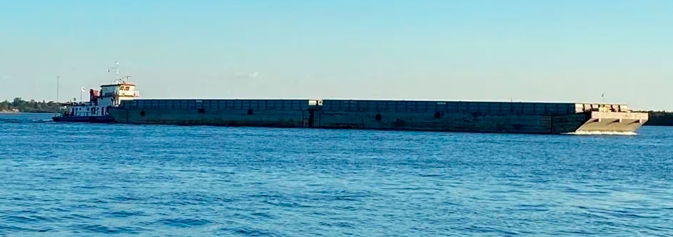 El moderno puerto de Posadas recibió a sus primeras barcazas