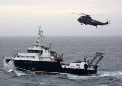 El buque de investigación “Víctor Angelescu” recibió asistencia médica de la Armada, ante un accidente a bordo.