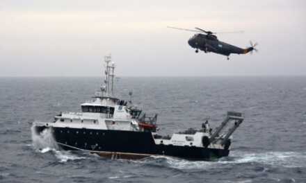 El buque de investigación “Víctor Angelescu” recibió asistencia médica de la Armada, ante un accidente a bordo.