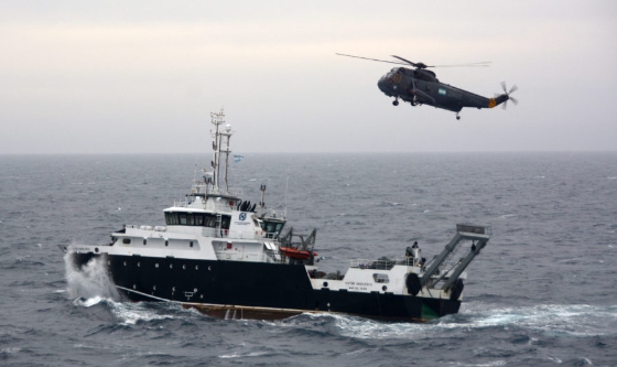 El buque de investigación “Víctor Angelescu” recibió asistencia médica de la Armada, ante un accidente a bordo.