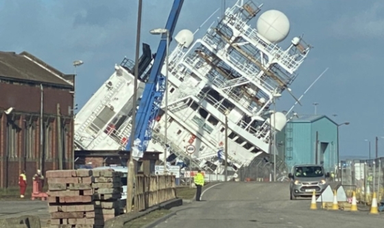 Un buque de 3.000 toneladas vuelca y causa al menos 33 heridos