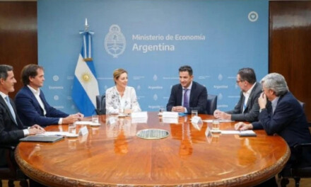 Acordaron un tope al aumento de combustibles