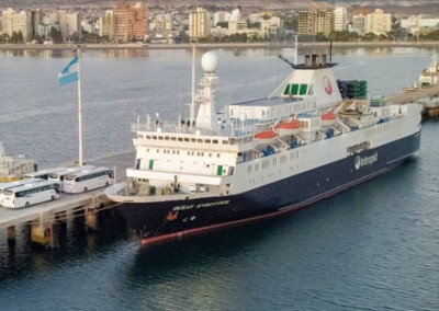 El Ocean Endeavour amarró en Puerto Madryn 