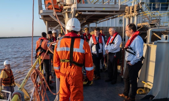 Embajadores de Estados Unidos y Bélgica presencian tareas de dragado en el río Paraná