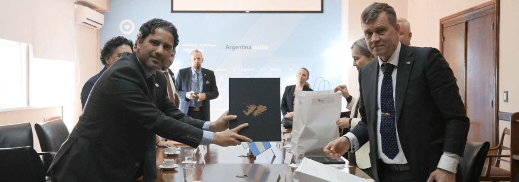 Autoridades de Defensa recibieron a una comitiva de Finlandia para avanzar en el proceso de construcción del buque polar