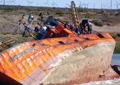 Piden remover un buque que obstruye el cauce del río Chubut