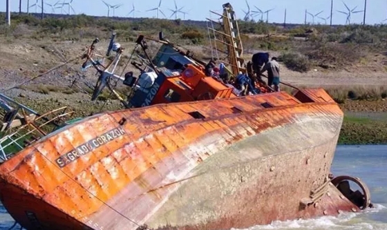 Piden remover un buque que obstruye el cauce del río Chubut