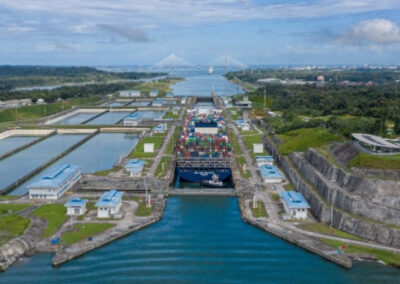 El Canal de Panamá enfrenta una grave escasez de agua debido a la sequía: aumentan las tarifas y los buques aligeran la carga