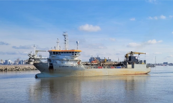 Una draga de inyección y una de succión se encuentran trabajando en Puerto Quequén