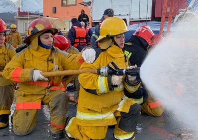 Prefectura realizó un simulacro de incendio y supervivencia en el mar