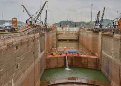 Canal de Panamá: las esclusas de “Pedro Miguel” reciben mantenimiento de cámara seca