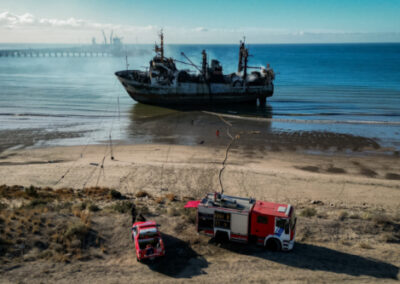 Prefectura sofocó el incendio de un buque pesquero varado en Puerto Madryn