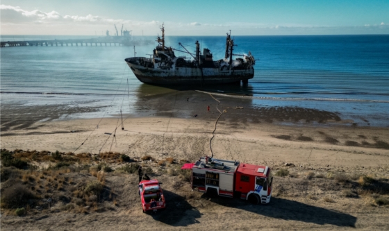 Prefectura sofocó el incendio de un buque pesquero varado en Puerto Madryn