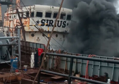 Se incendió un barco en la Escollera Norte del puerto Mar del Plata