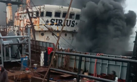 Se incendió un barco en la Escollera Norte del puerto Mar del Plata