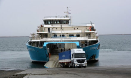 La empresa transbordadora que comunica Santa Cruz con Tierra del Fuego solo aceptará pago en dólares