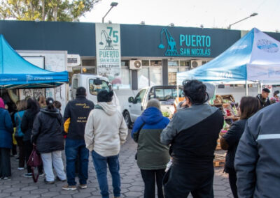 Más de 200 personas hicieron sus compras en la Feria del Puerto.