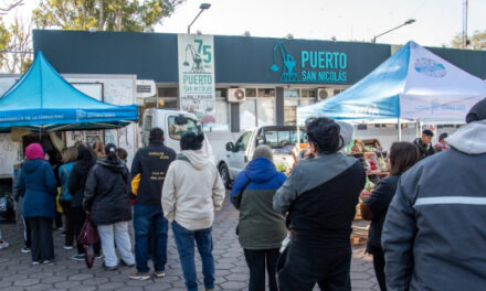 Más de 200 personas hicieron sus compras en la Feria del Puerto.