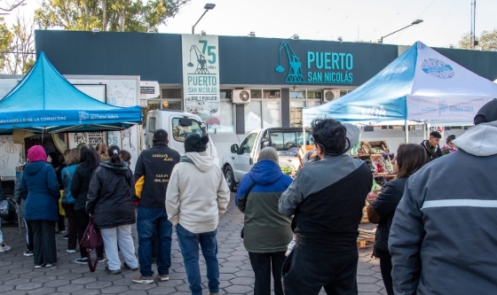 Más de 200 personas hicieron sus compras en la Feria del Puerto.