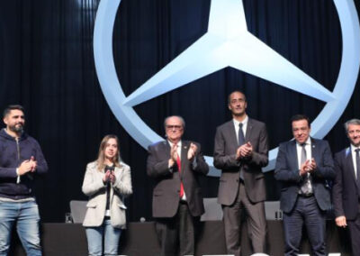 Mercedes-Benz Camiones y Buses concreta y amplía su inversión en Argentina y ya exporta a México