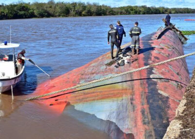 Puerto Concepción del Uruguay explica la situación del buque hundido frente al muelle 7