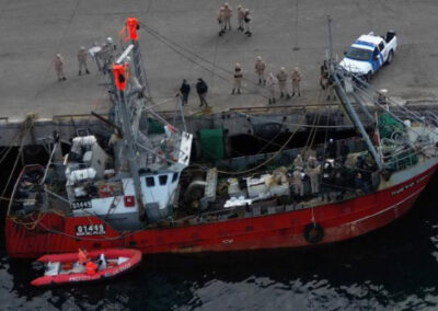 El pesquero donde desapareció un marinero llegó al muelle de Puerto Madryn