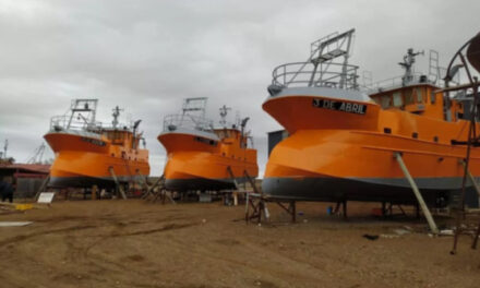 Presentan tres nuevos buques pesqueros artesanales en el Puerto Rawson