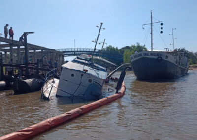 Un barco arenero estuvo a punto de hundirse en el puerto de Reconquista