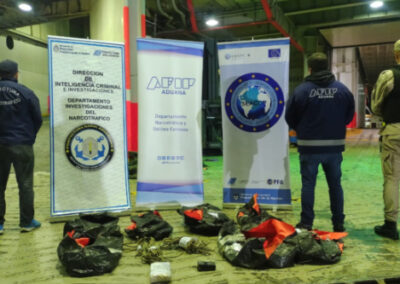 Prefectura y la Aduana inspeccionaron la carga de un buque mercante y hallaron cocaína