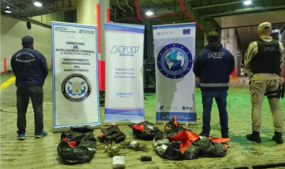Prefectura y la Aduana inspeccionaron la carga de un buque mercante y hallaron cocaína