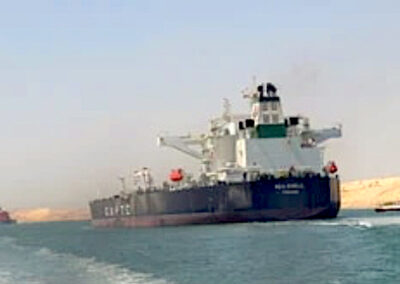 Un remolcador se hunde en el Canal de Suez tras colisionar con un carguero chino