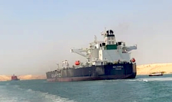 Un remolcador se hunde en el Canal de Suez tras colisionar con un carguero chino