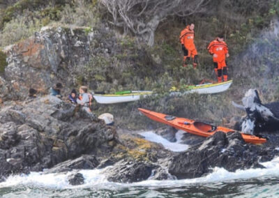 Rescate exitoso de tripulante de pesquero y kayakistas en situaciones de emergencia marítima