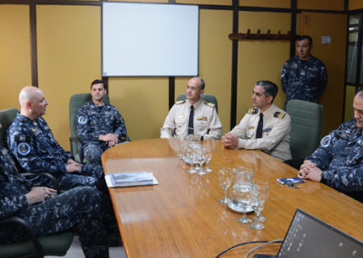 Encuentro de alto nivel entre la Armada y la Prefectura para coordinar operaciones de búsqueda y rescate marítimo
