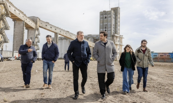 Funcionarios provinciales y nacionales visitan el puerto de Mar del Plata y entregan equipamiento informático