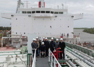 Diplomáticos y estudiantes de posgrado visitan el puerto La Plata y el Astillero Río Santiago