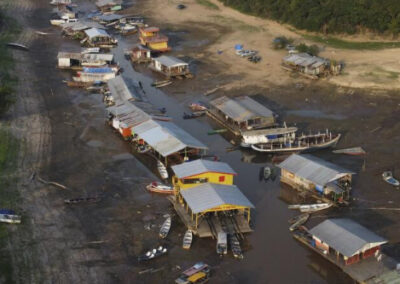 La severa sequía en la Amazonía brasileña interfiere con la navegación fluvial