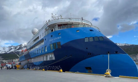 Puerto de Ushuaia recibe al «Ocean Albatros” con una propuesta de turismo sostenible
