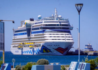 El Crucero AIDAsol atraca en Puerto Madryn