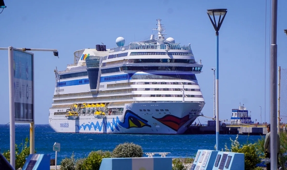 El Crucero AIDAsol atraca en Puerto Madryn