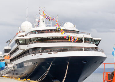 El crucero Atlas World Voyager inauguró su primera travesía a la Antártida con una parada logística en el puerto de Ushuaia