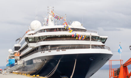 El crucero Atlas World Voyager inauguró su primera travesía a la Antártida con una parada logística en el puerto de Ushuaia