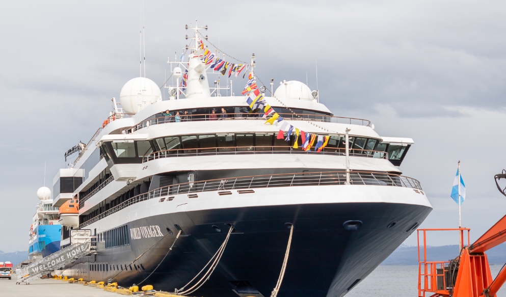 El crucero Atlas World Voyager inauguró su primera travesía a la Antártida con una parada logística en el puerto de Ushuaia
