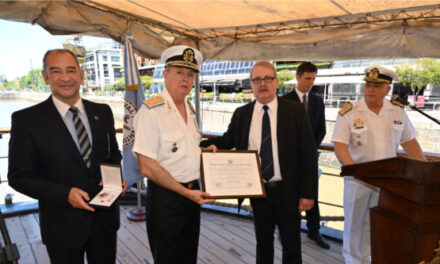 El Prefecto Nacional Naval fue distinguido con la medalla “Cruz de Oro”