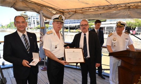 El Prefecto Nacional Naval fue distinguido con la medalla “Cruz de Oro”